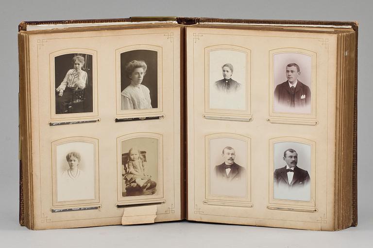 FOTOALBUM, ca 150 bilder 1800/1900-tal.