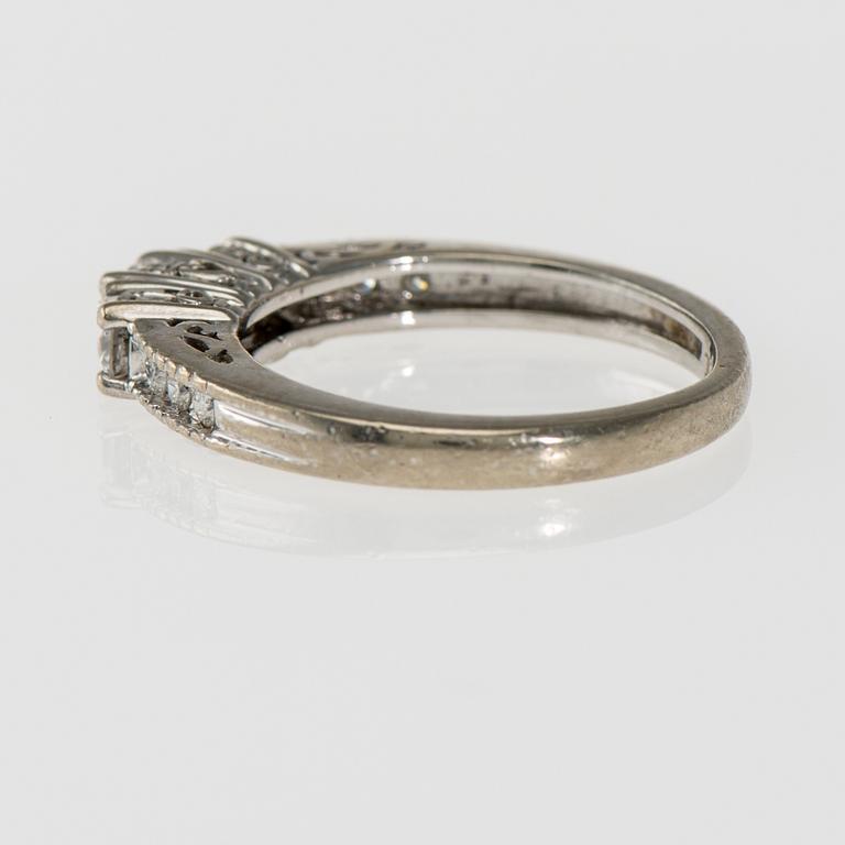 RING, 14K vitguld, briljantslipade diamanter tot. ca 0,50 ct. Vikt 3,6 g.