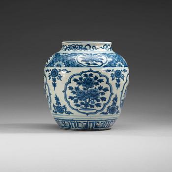 1672. A blue and white jar, Ming dynasty, Wanli (1572-1620).