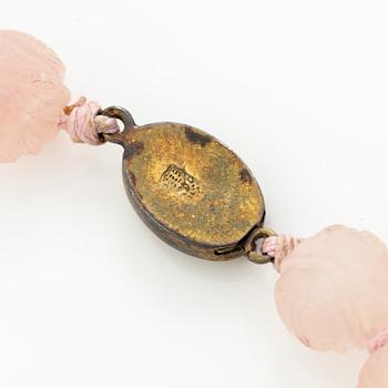 Collier, med skuren rosenkvarts och lås silver, Asien.