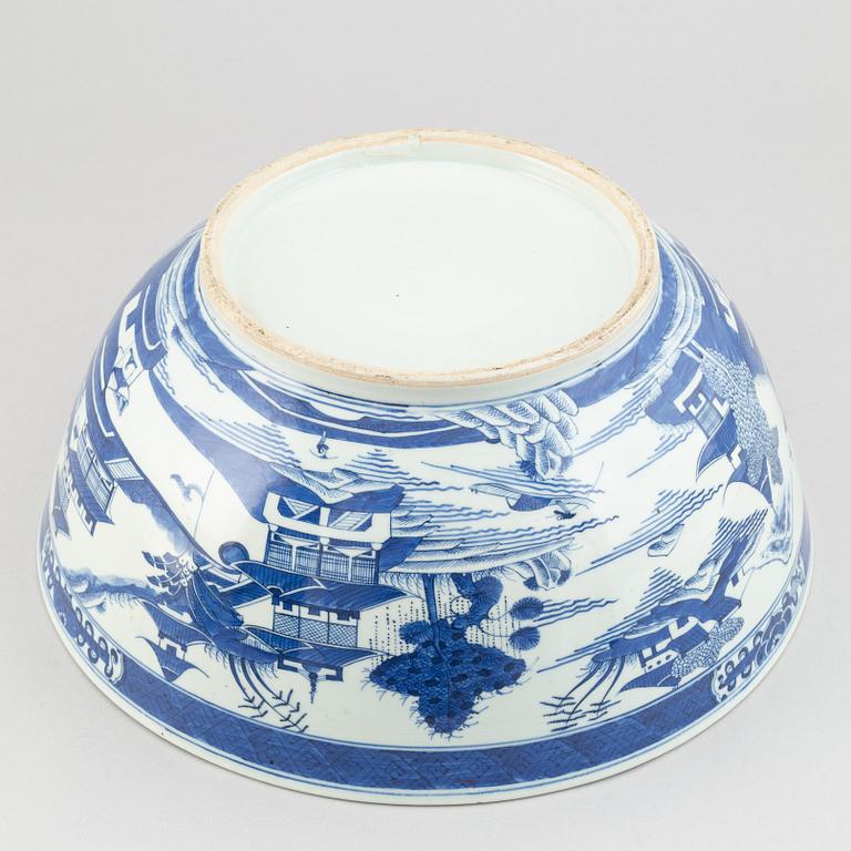 A large blue and white bowl, Qing dynasty, late 19th Century.