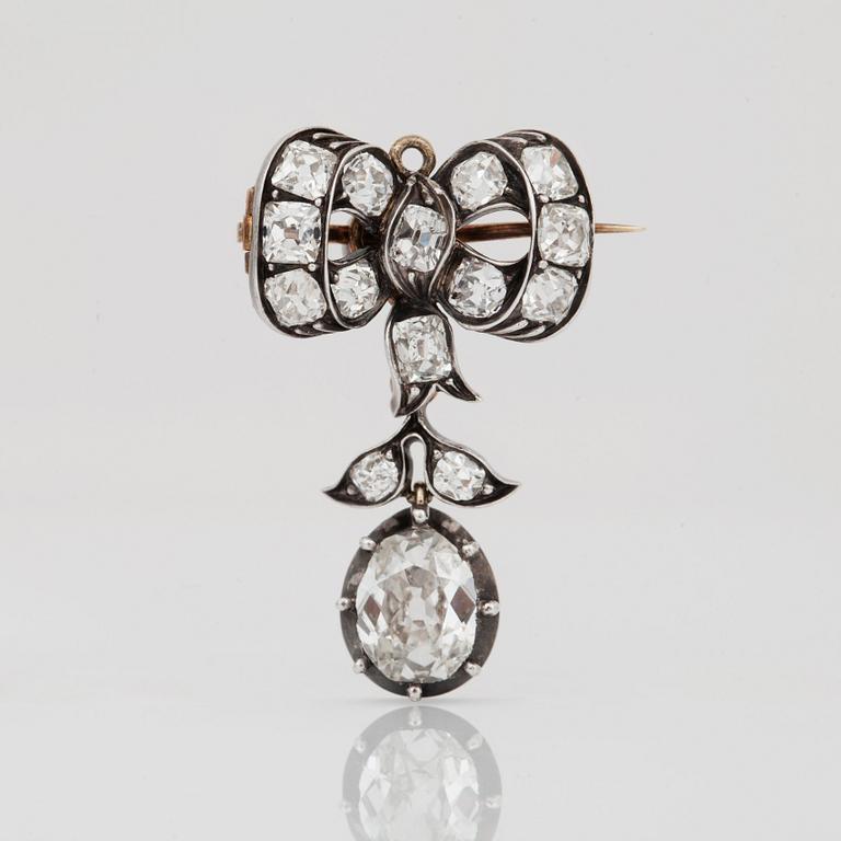BROSCH/HÄNGE med gammalslipade diamanter totalt ca 16.00 ct.