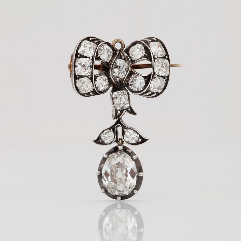 A Victorian old-cut diamond brooch. Total carat weight circa 16.00 cts. The brooch can be worn in several different ways.