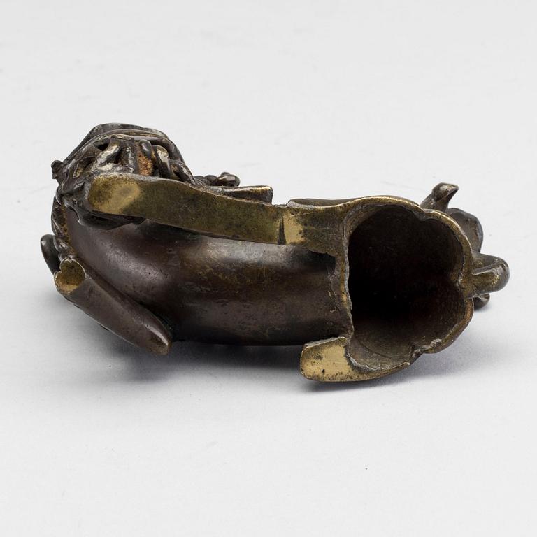 FOHUND, Kina omkring 1900 patinerad brons.