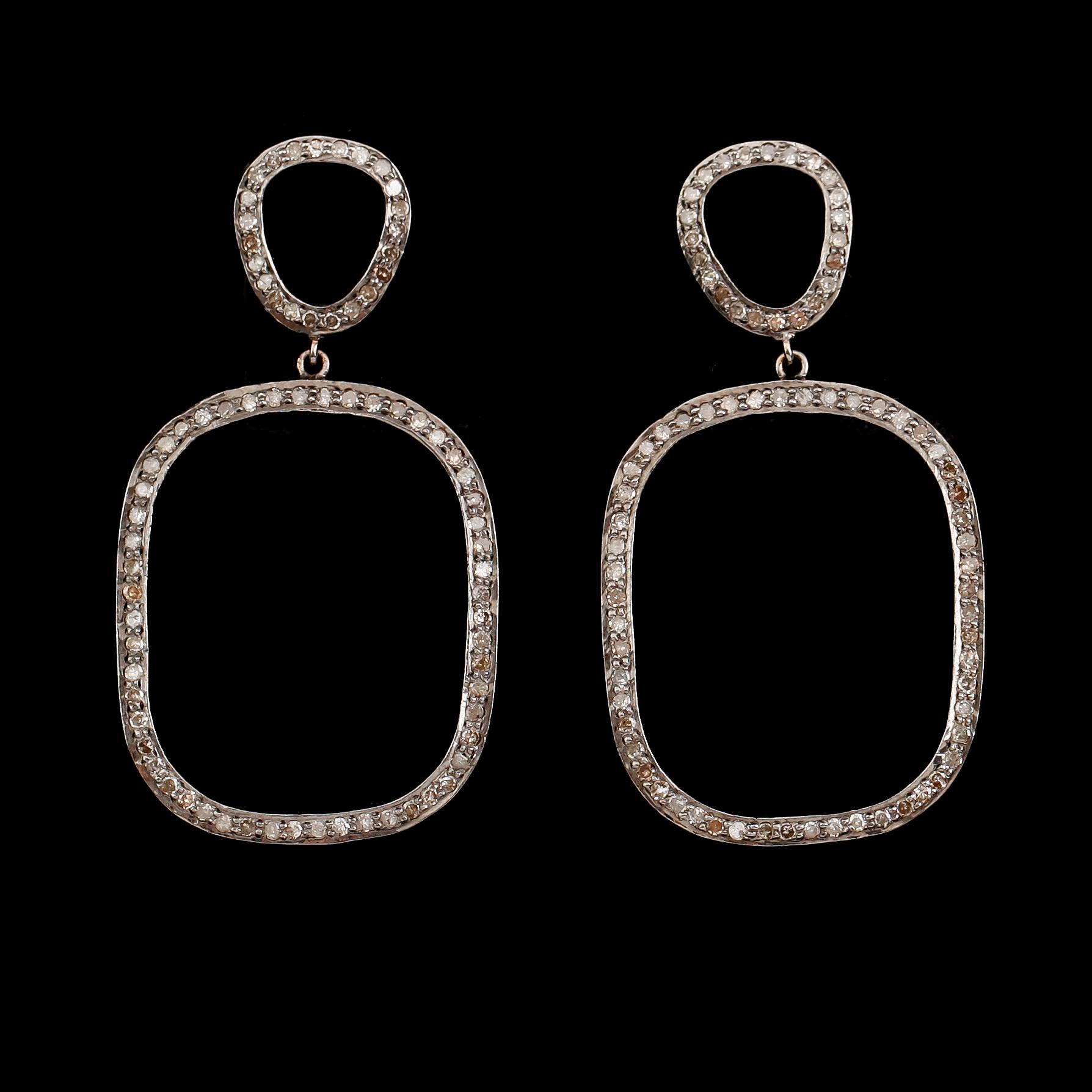 ÖRHÄNGEN, 1 par, 18 k guld och oxiderat silver, diamanter. Total vikt ca 9,6 g.