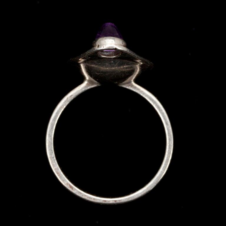 RING, silver samt 2 st ametister, Elis Kauppi, Kupittaan Kulta, Åbo 1961.