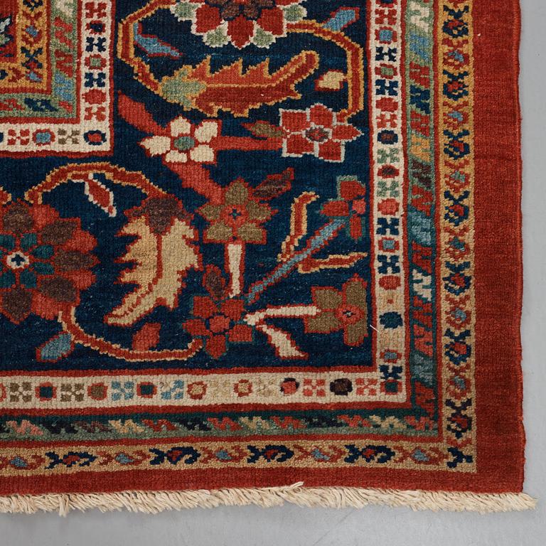 A carpet, Antique Mahal, ca 413,5 x 320-322,5 cm.