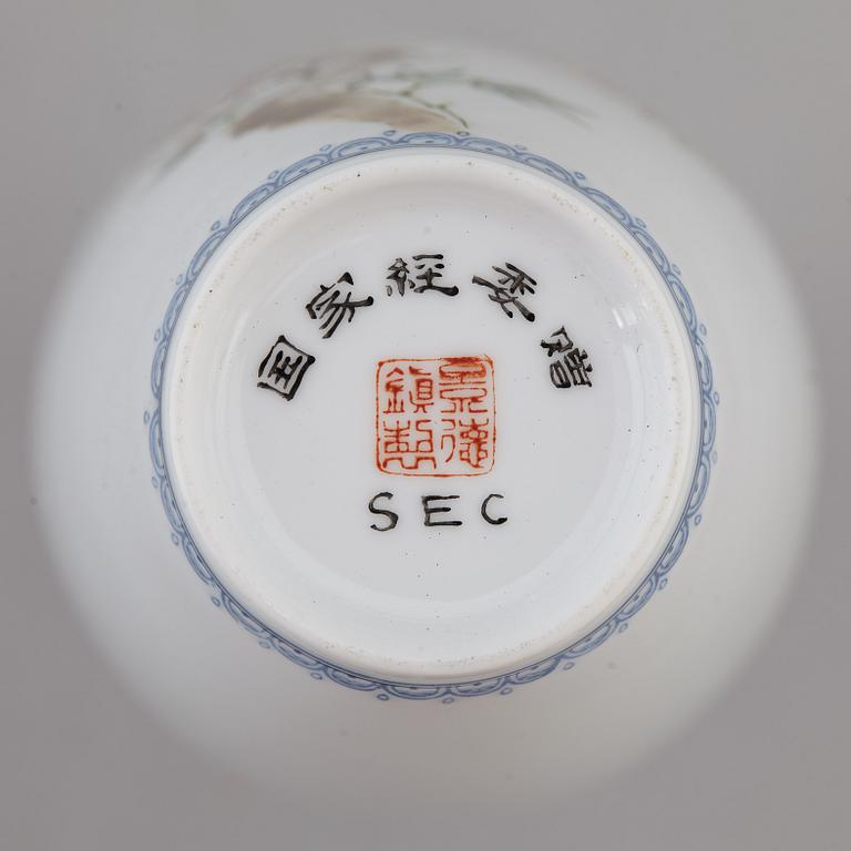 A Chinese eggshell porcelain vase, second half of the 20th century.