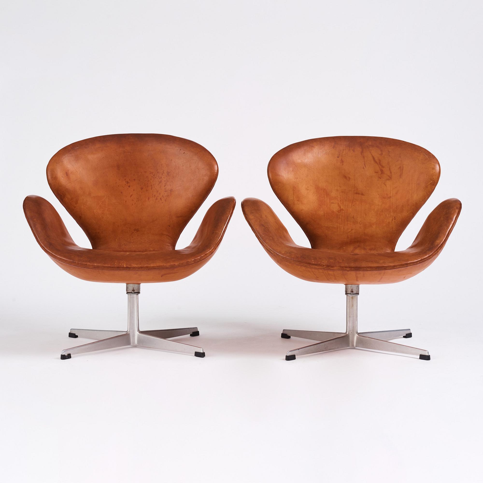 Arne Jacobsen, a pair of 'Swan' easy chairs, Fritz Hansen, Denmark 1960s.