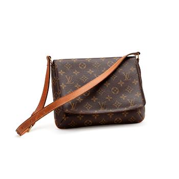 527. LOUIS VUITTON, a monogram canvas shoulder bag.