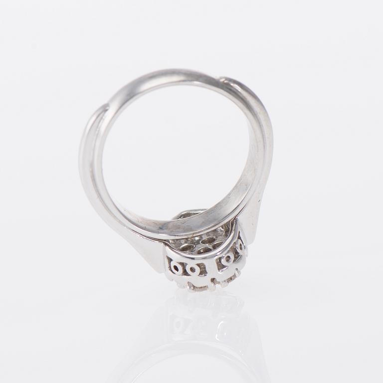 RING, 14K vitguld, diamanter tot. ca 0,55 ct, Paino 6,2 g.