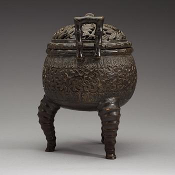 A bronze tripod censer with cover, late Qing dynasty (1644-1912).