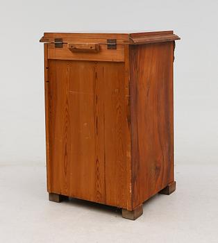 KOMMOD, omkring år 1900.