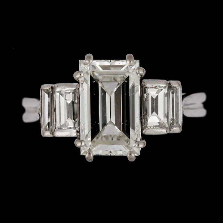 An emerald cut diamond ring, app. 2.40 cts, and smaller, tot. app. 0.50 cts.
