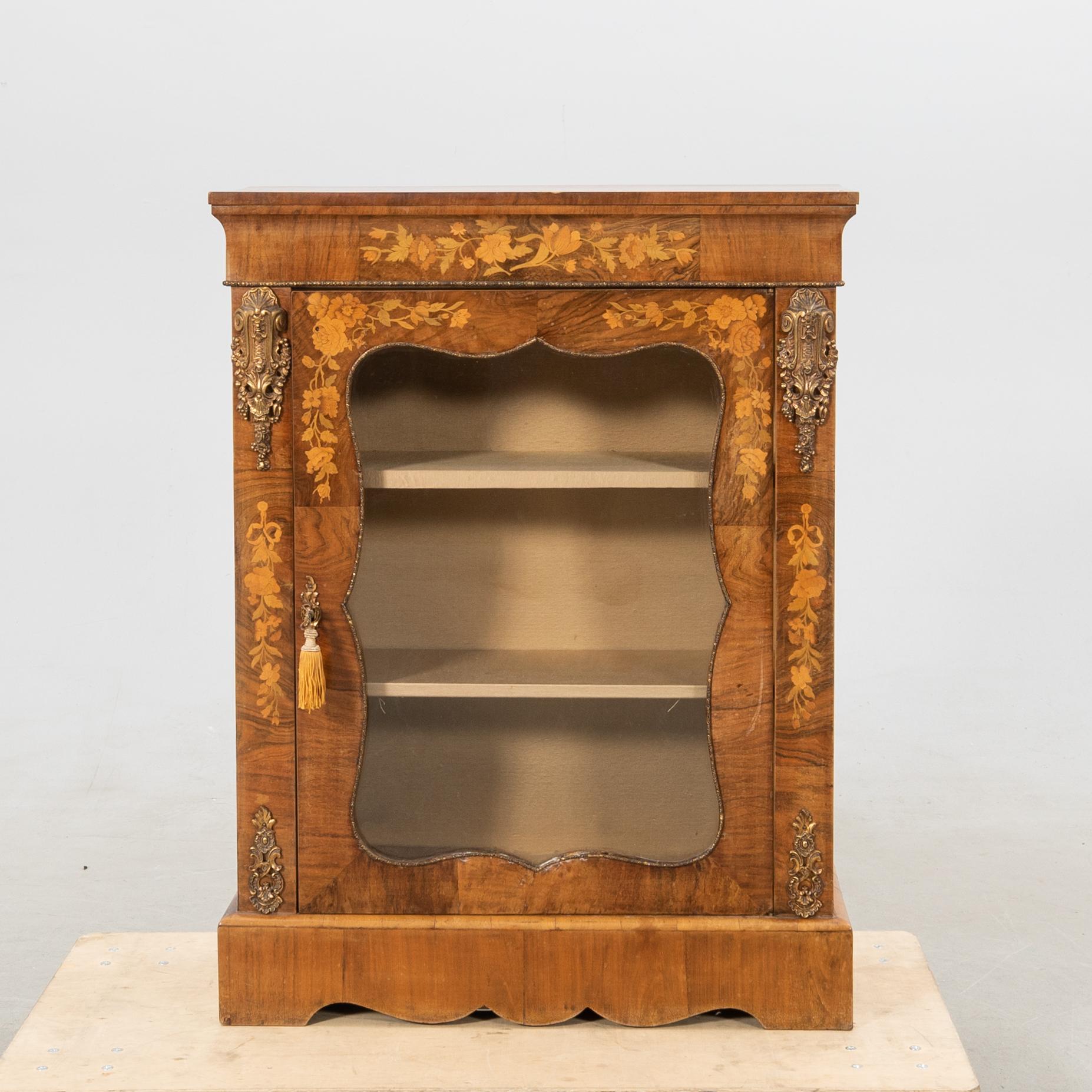 Vitrinskåp, Louis XV-stil, 1900-talets första hälft.