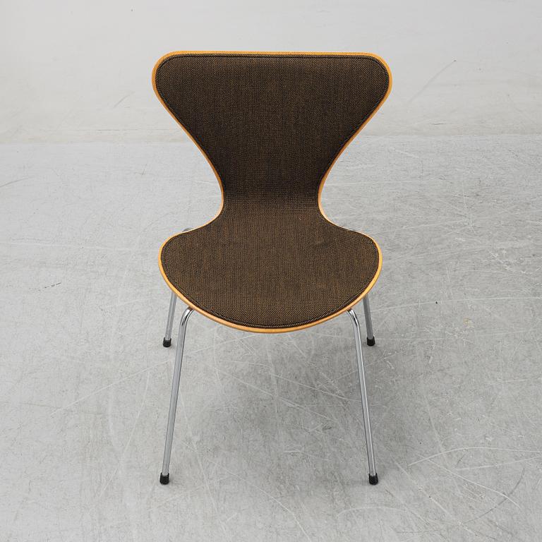 Arne Jacobsen, a set of eight 'Series 7' chairs from Fritz Hansen, Denmark, 1982.