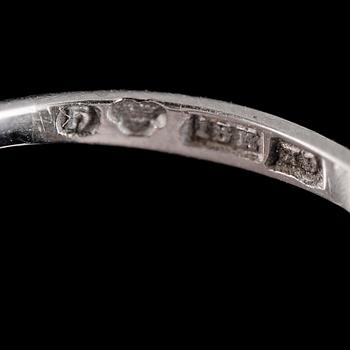 RING, 18 k, med 2 briljanter.