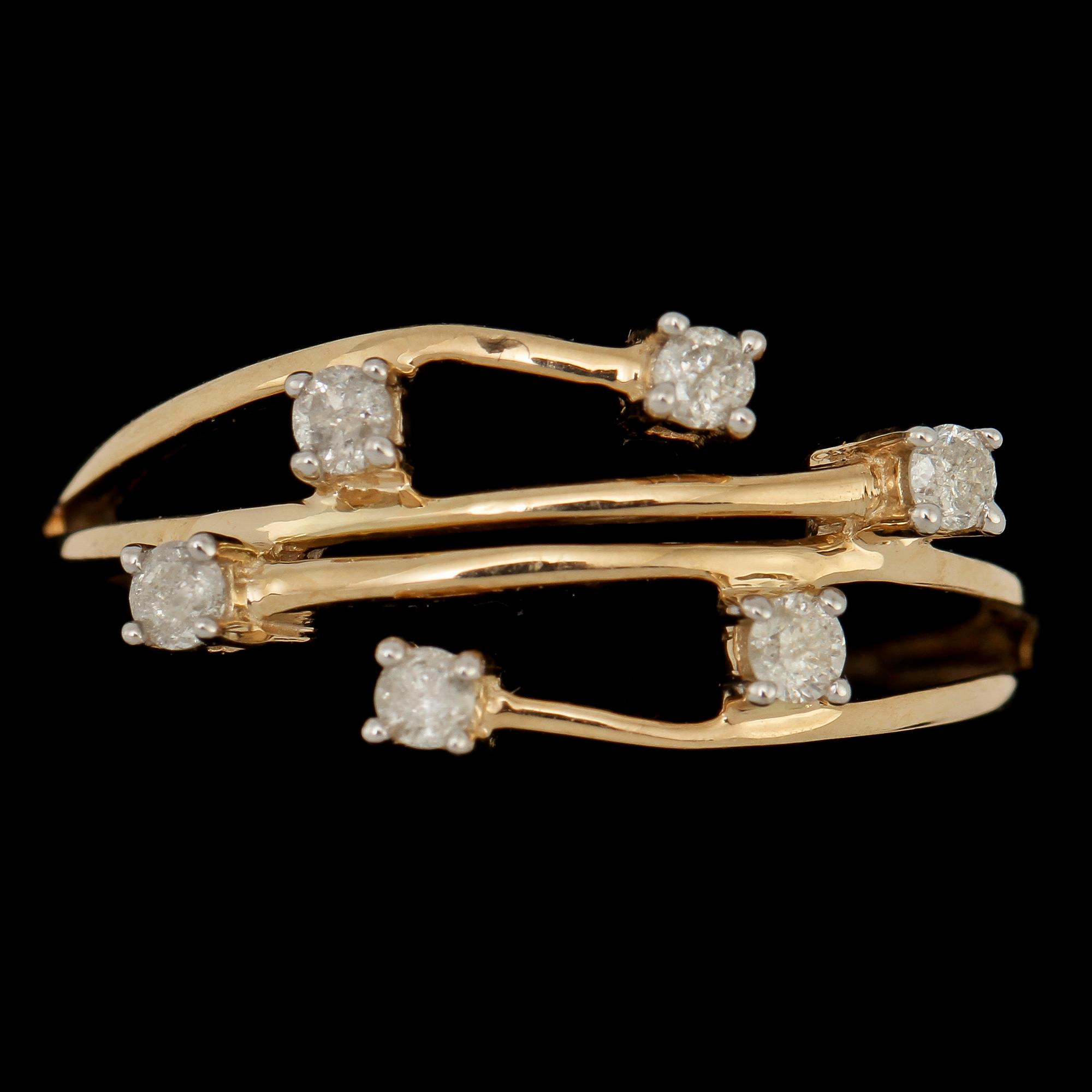 RING, 9k guld med 6 små briljantslipade diamanter, 2000-tal. Vikt 2 g.