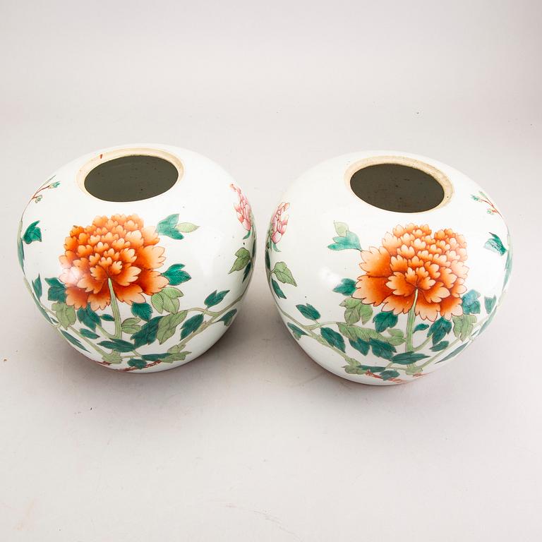 A pair of famille rose jars with covers, late Qing dynasty.