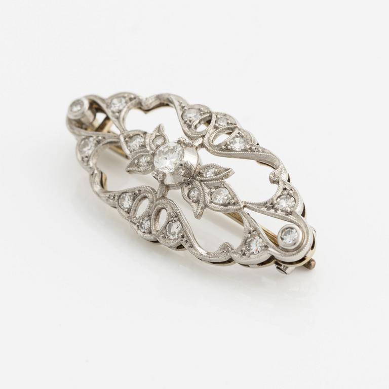 Brosch, CG Hallberg, 18K vitguld med diamanter.
