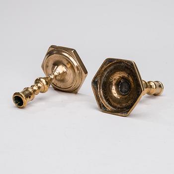 LJUSSTAKAR, 2 st, mässing, barock, Flandern 1700-talets början.