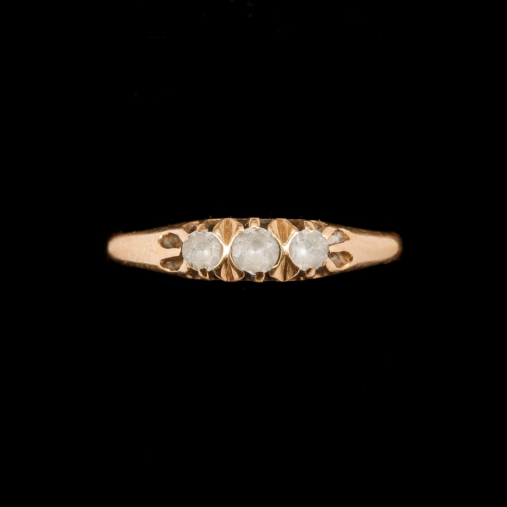 RINGAR, 3 st, 18k guld, bl a bergkristall och pärlor, 1930-48. Tot ca 12 gr.