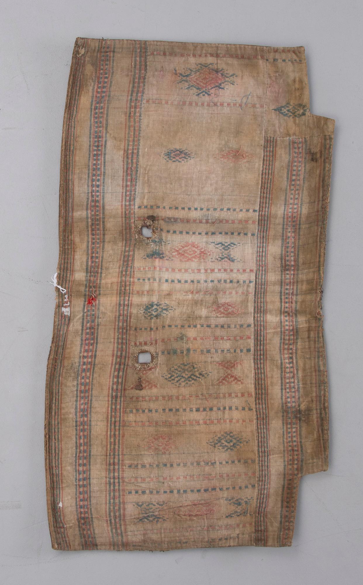 SADELTÄCKE, Tibet 1900-talets början. Ca 124x64 cm.