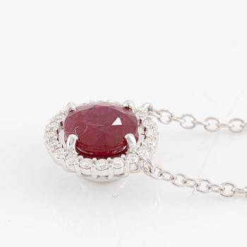 18K white gold necklace with ruby and brilliant-cut diamonds.