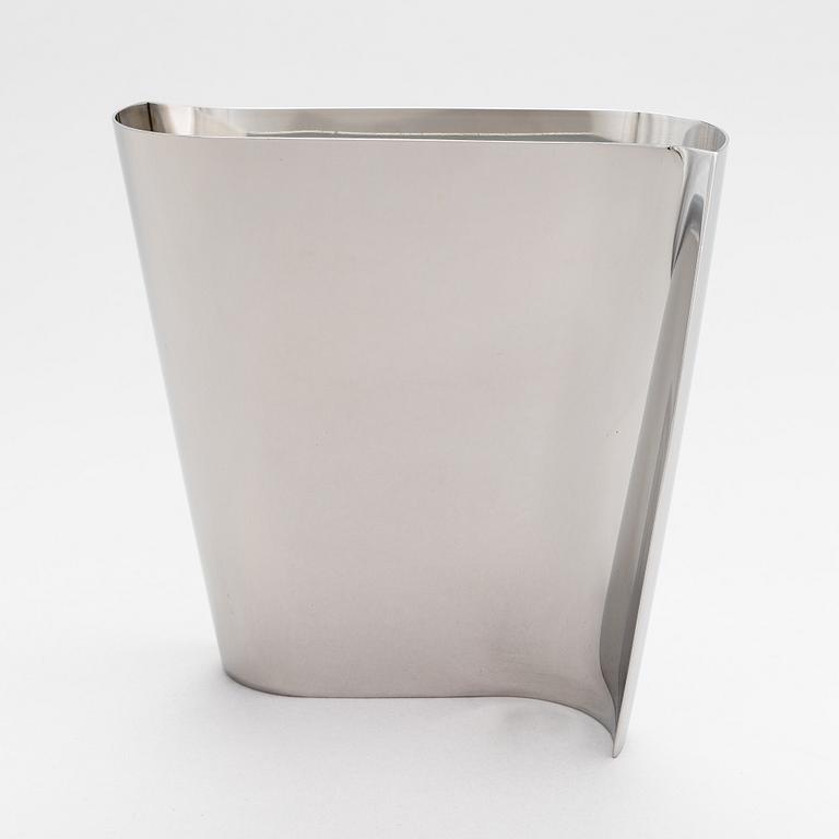 Pekka Piekäinen, A stainless steel vase "Finlandia". Nikama Design, Oulu.