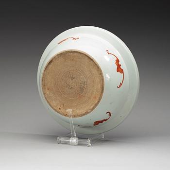TVÄTTFAT, porslin. Qing dynastin, 1800-tal.