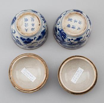 LOCKDOSOR, 1 par, porslin, Kina omkring 1900 (Shunzhi märke 1644-1661).