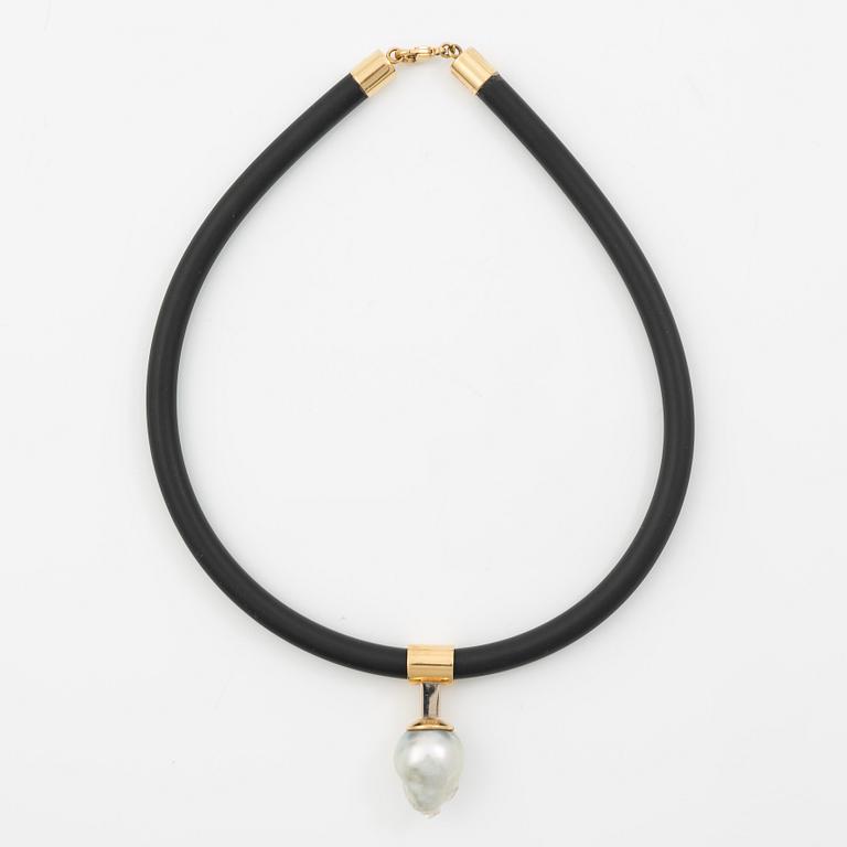 Necklace 18K gold with a cultured freshwater pearl and rubber, Rolf Karlsson Stockholm 2007.