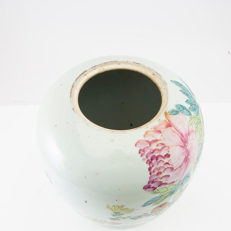 A Chinese jar with cover, early 20th century.