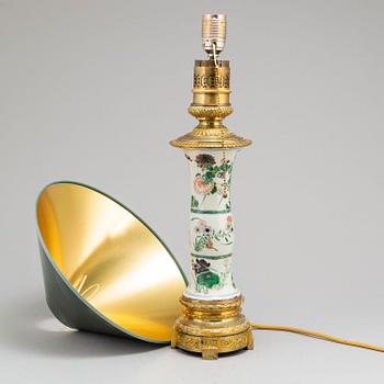 VAS/BORDSLAMPA, porslin samt förgylld brons. Qingdynastin, Kangxi (1662-1722).