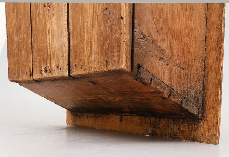 VÄGGSKÅP, allmoge omkring år 1800.