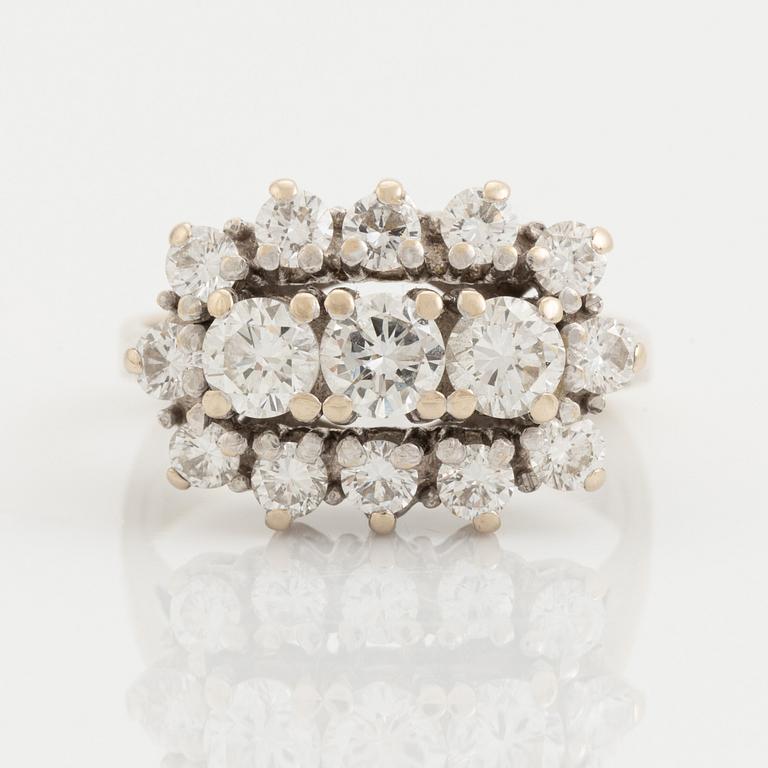 An 18K white gold ring ste with round brilliant-cut diamonds.