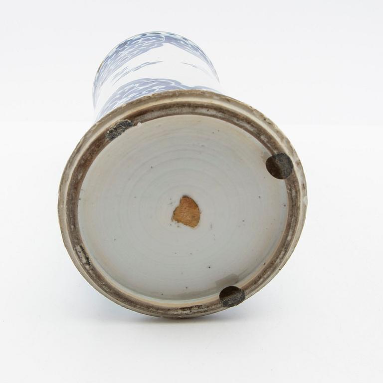 Urn, Qing Dynasty, Kangxi (1662-1722), porcelain, China, 18th century.