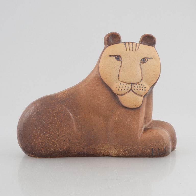 Lisa Larson, "Lejonhona", skulptur, ur serien "Noaks Ark", stengods, Gustavsbergs Studio, i produktion 1980-84.