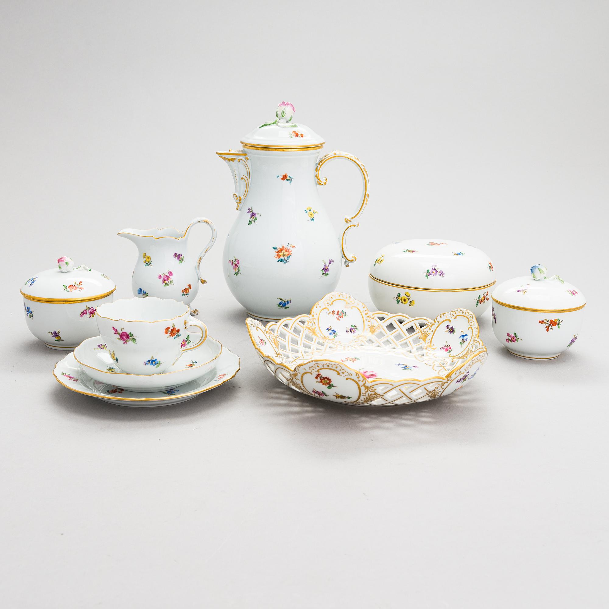 A 38-piece Meissen porcelain coffee set. 20th century.
