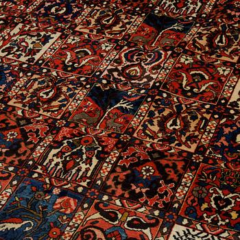 Matto, Old Bakthiari, ca 336 x 228 cm.