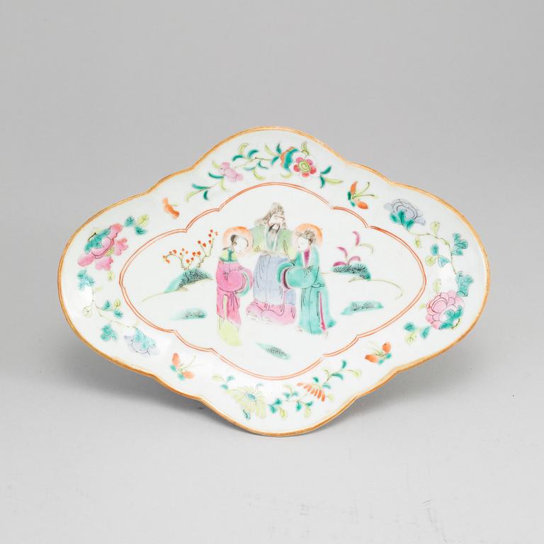 A group of three famille rose bowls and a dish, late Qing dynasty, circa 1900.