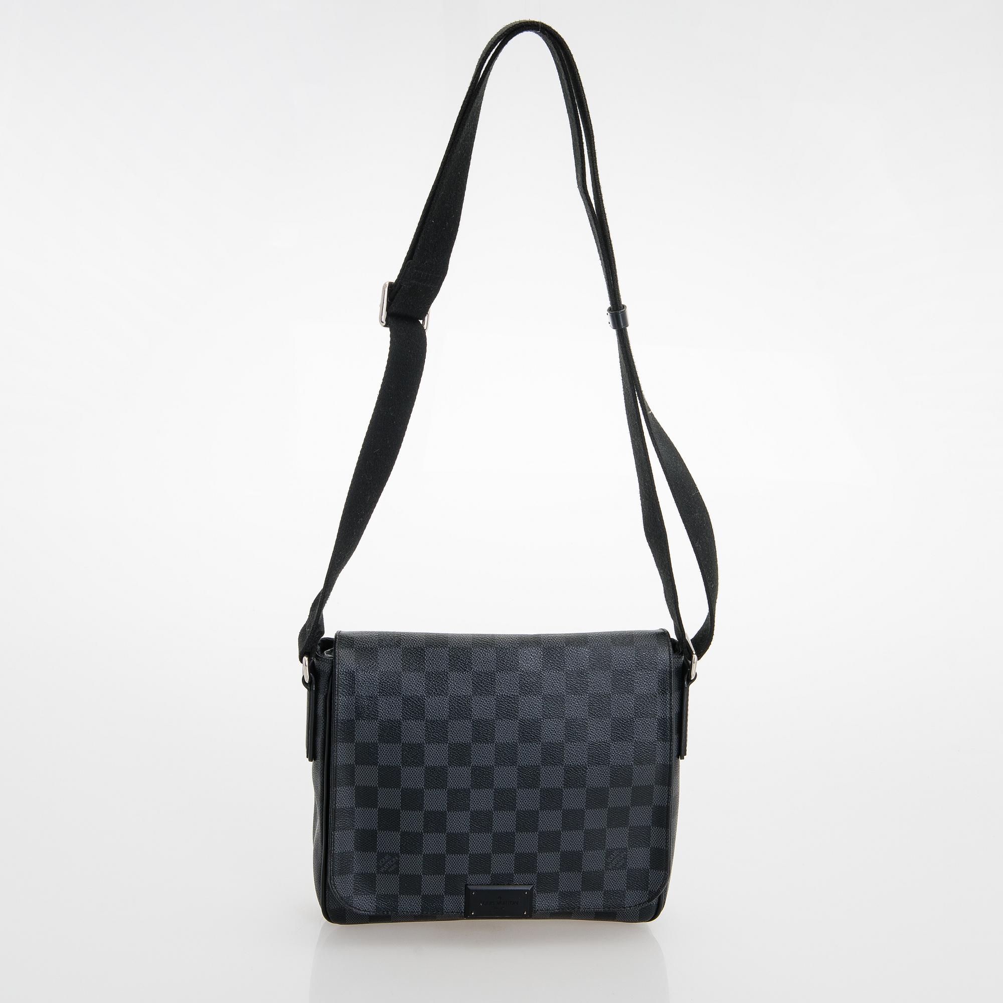 Louis Vuitton, "District PM Messenger", väska.