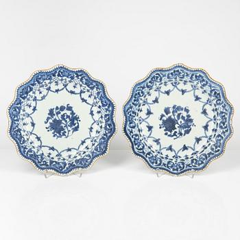 A pair of brue and white Chinese porcelain plates, Qing Dynasty, Qianlong (1736-95).