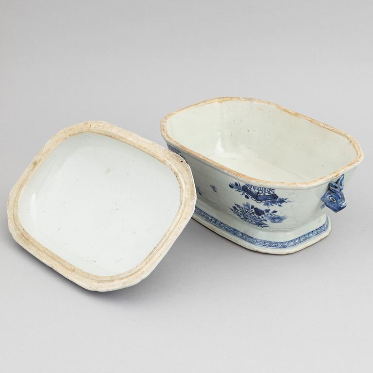 A Chinese blue and white dish with cover, tureen with cover, a strainer and a dish, Qing dynasty, Qianlong and Jiaqing.