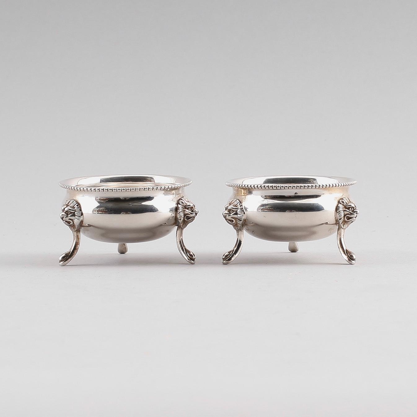 SALTKAR, 1 par, silver, otydliga stämplar, möjligen Frankrike,  omkring år 1900. Total vikt ca 131 g.