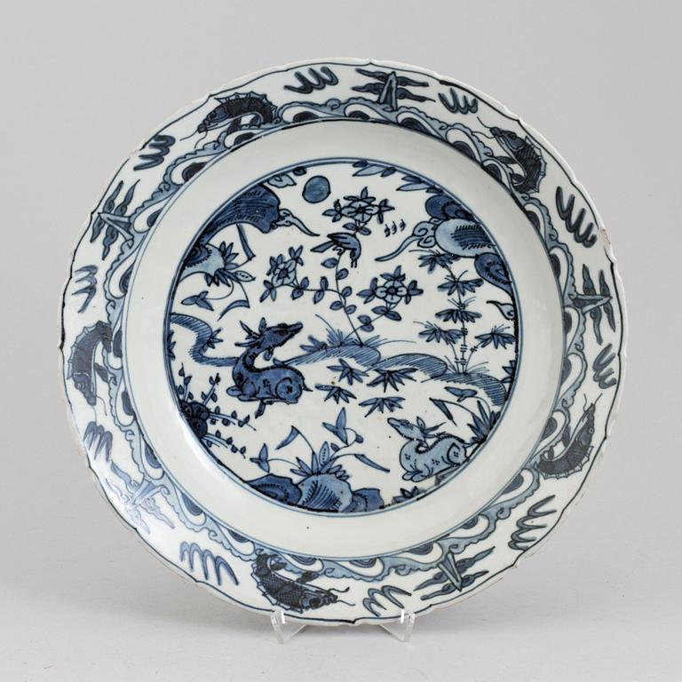 A Chinese porcelin bowl, 20th century.