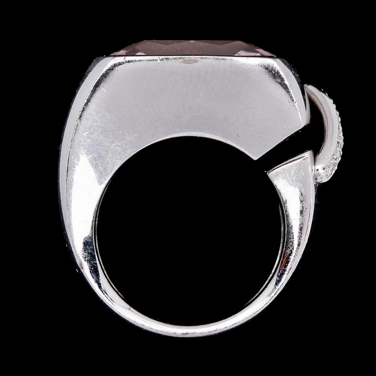 RING, Chaumet, fantasislipad morganit med briljantslipade diamanter.