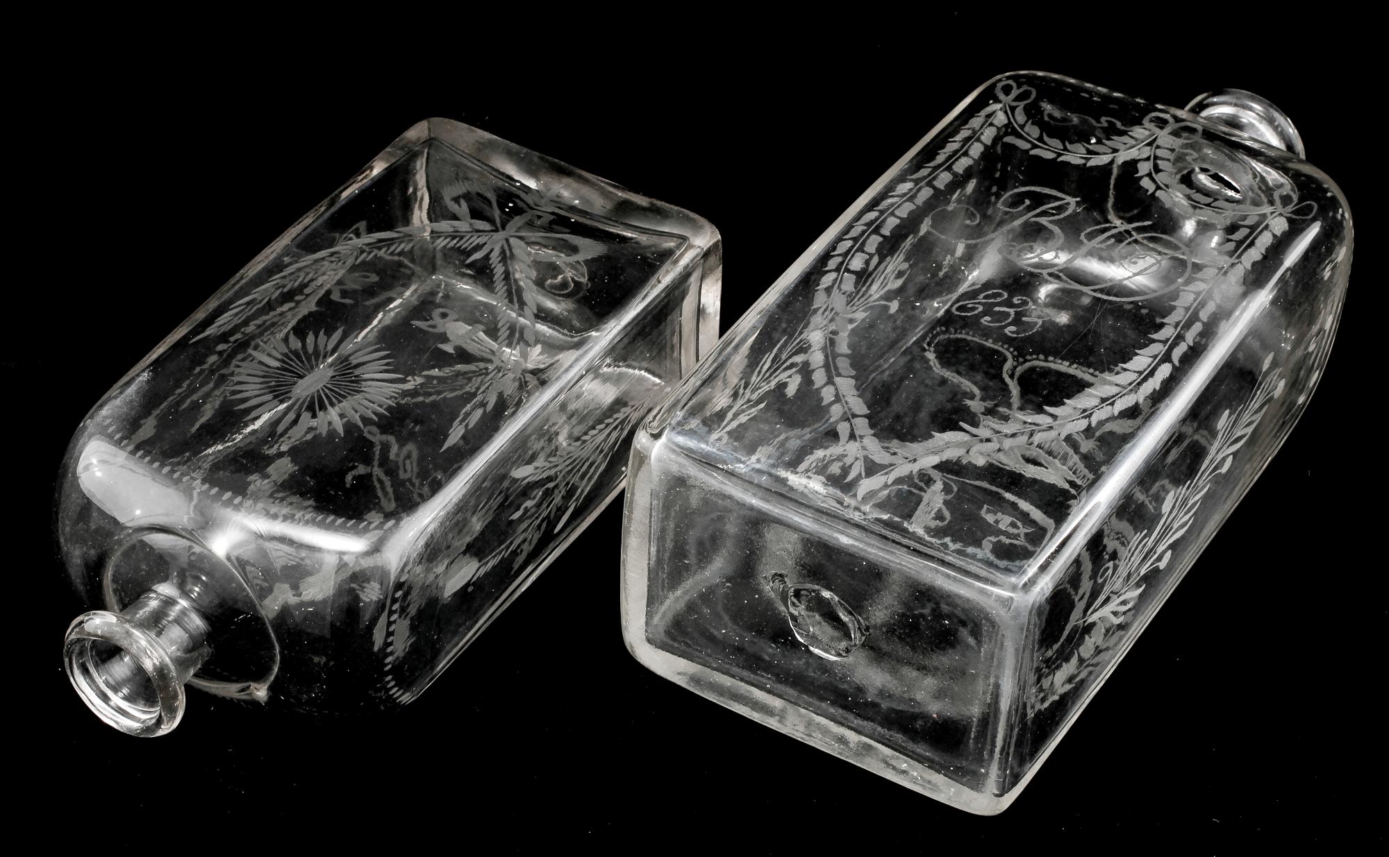 BRÄNNVINSFLASKOR, 2 st, glas, daterade 1833 respektive 1843.