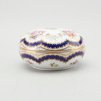 A Sèvres porcelain bowl whit cover 19th century.