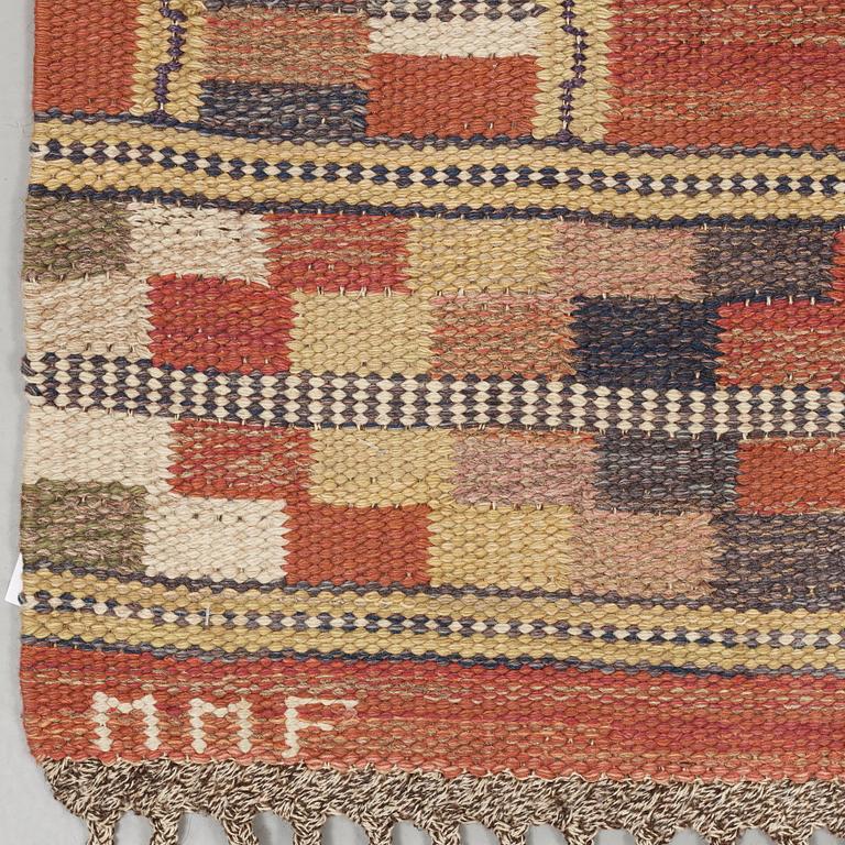 CARPET. "Röda åttan". Flat weave. 347,5 x 259 cm. Signed MMF.